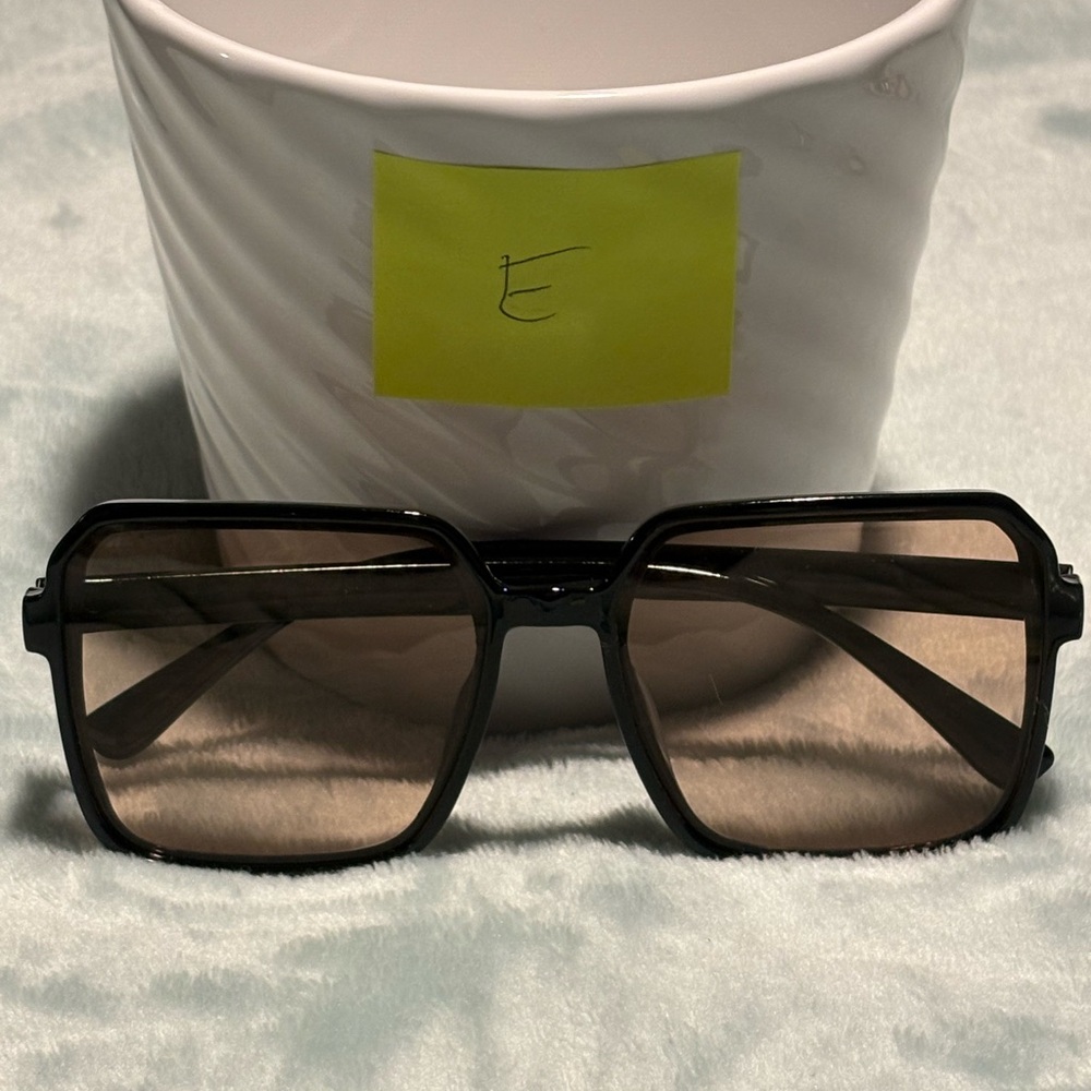 Stylish Black Square Sunglasses - Picture 4 of 4